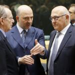 Pier Carlo Padoan, Pierre Moscovici y Michel Sapin durante la ruenión del Eurogrupo de hoy de Bruselas.