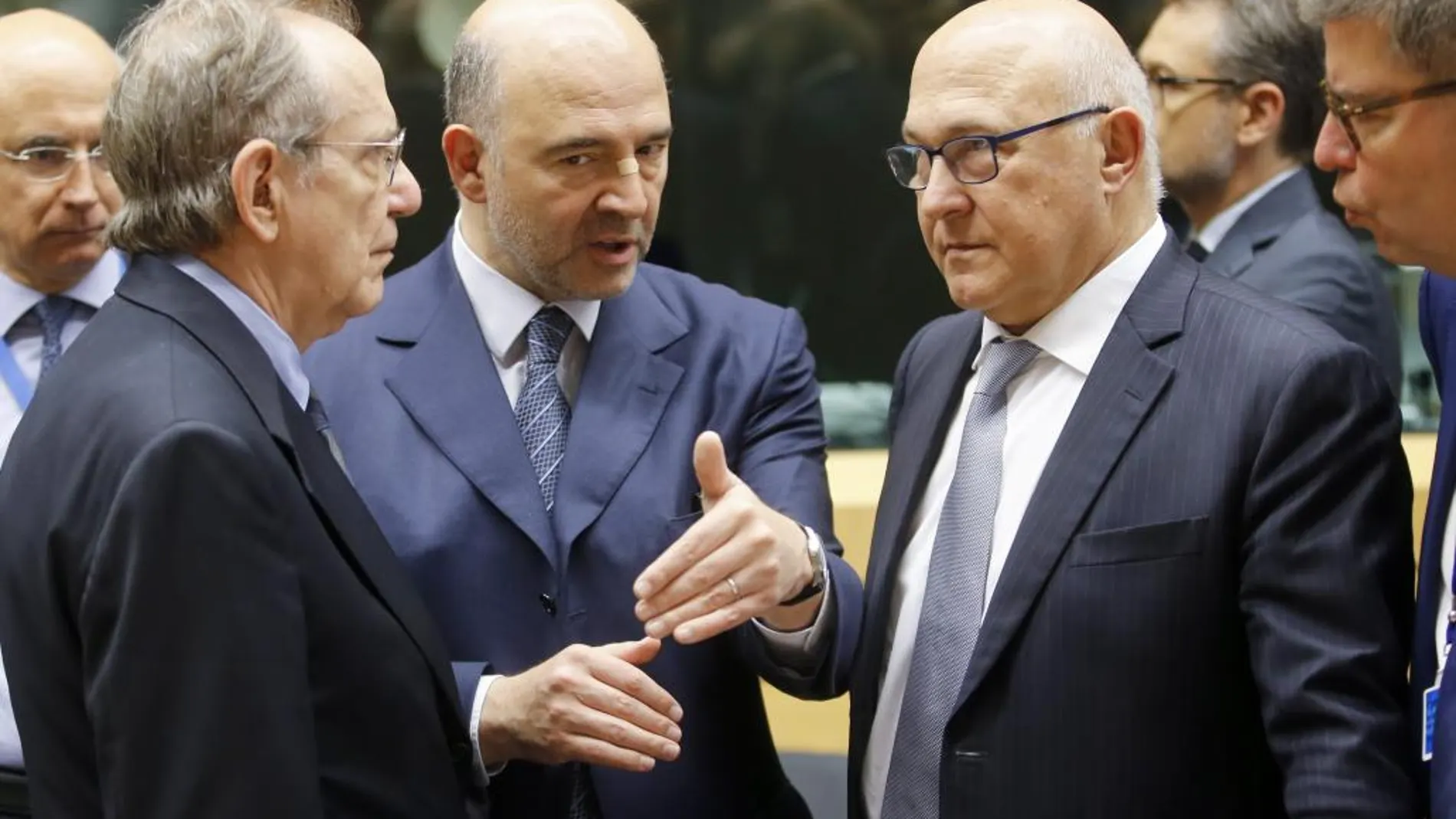 Pier Carlo Padoan, Pierre Moscovici y Michel Sapin durante la ruenión del Eurogrupo de hoy de Bruselas.