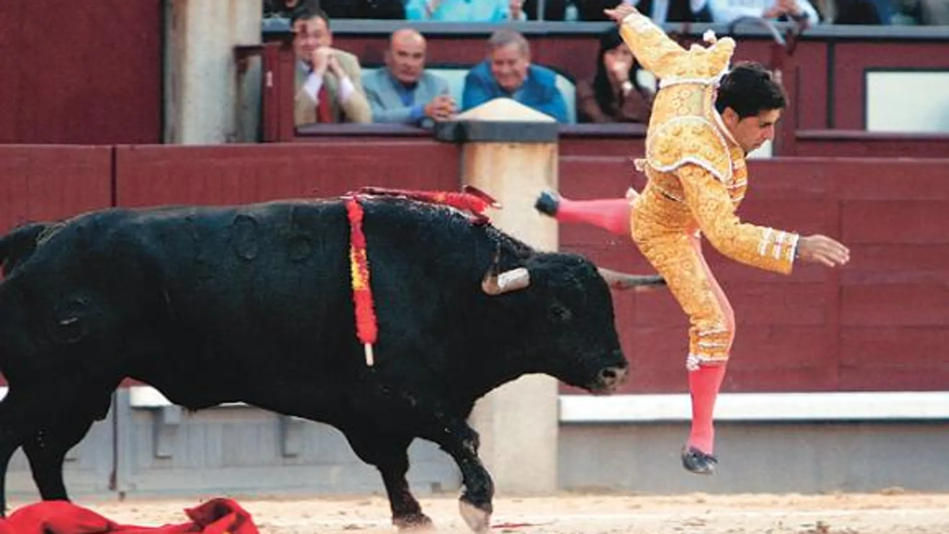 Instante en el que Javier Valverde es volteado por el sexto toro de Agustina López Flores