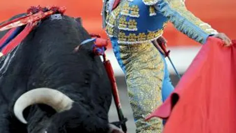 Diego Urdiales en un natural al segundo de la tarde ayer en Bilbao