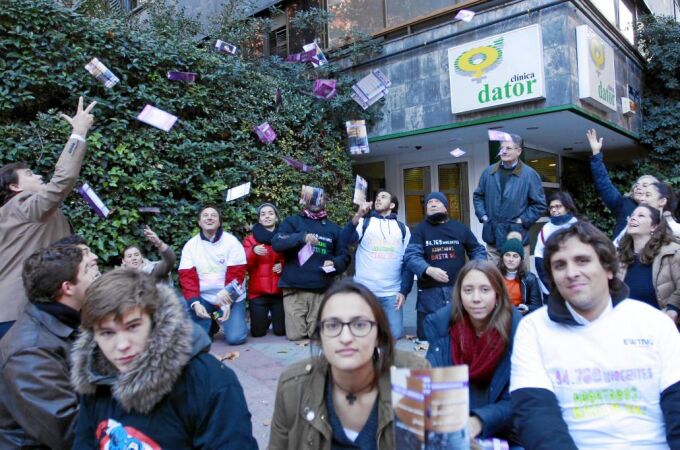 Activistas provida protestan por la aplicación del aborto ante la puerta de la clínica Dator de Madrid.