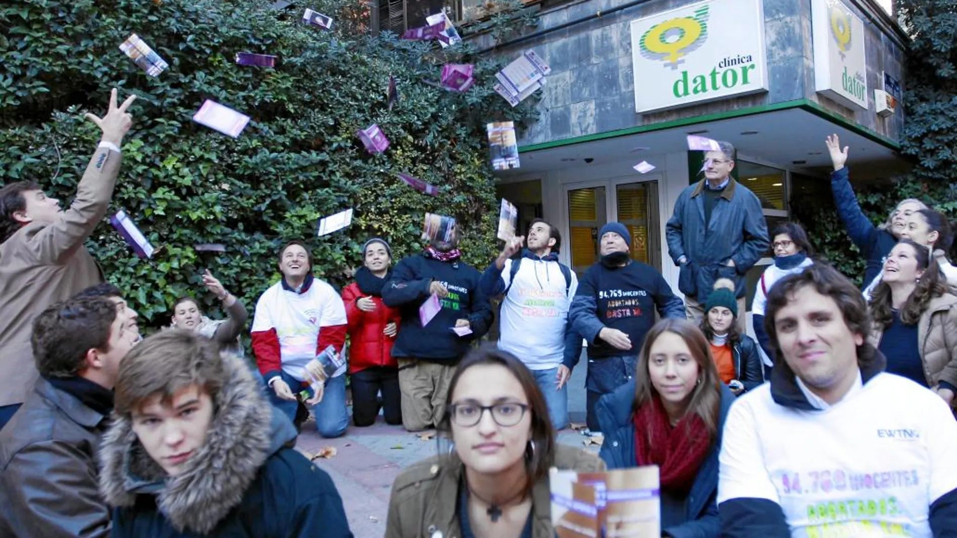 Activistas provida protestan por la aplicación del aborto ante la puerta de la clínica Dator de Madrid.