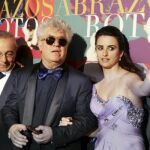 Penélope Cruz, acompañada del director de cine Pedro Almodovar y del actor José Luis Gómez (i) tras la proyección de la película "Los abrazos rotos"en la sección oficial del 62 festival de cine de Cannes (19/5/09)