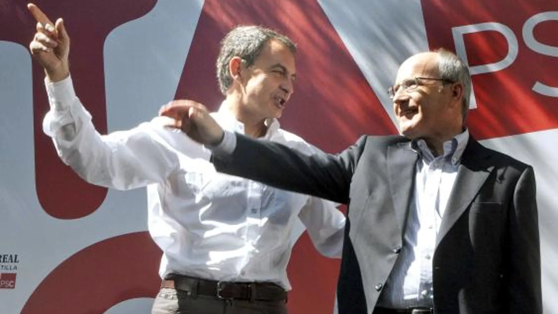 El presidente del Gobierno, José Luis Rodríguez Zapatero, saluda junto al presidente de la Generalitat, José Montilla