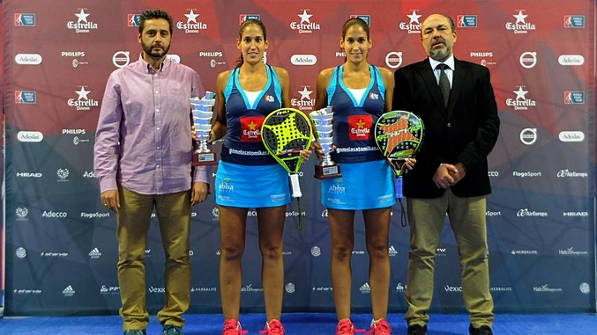 Mapi y Majo Sánchez Alayeto, recibiendo el premio de ganadoras