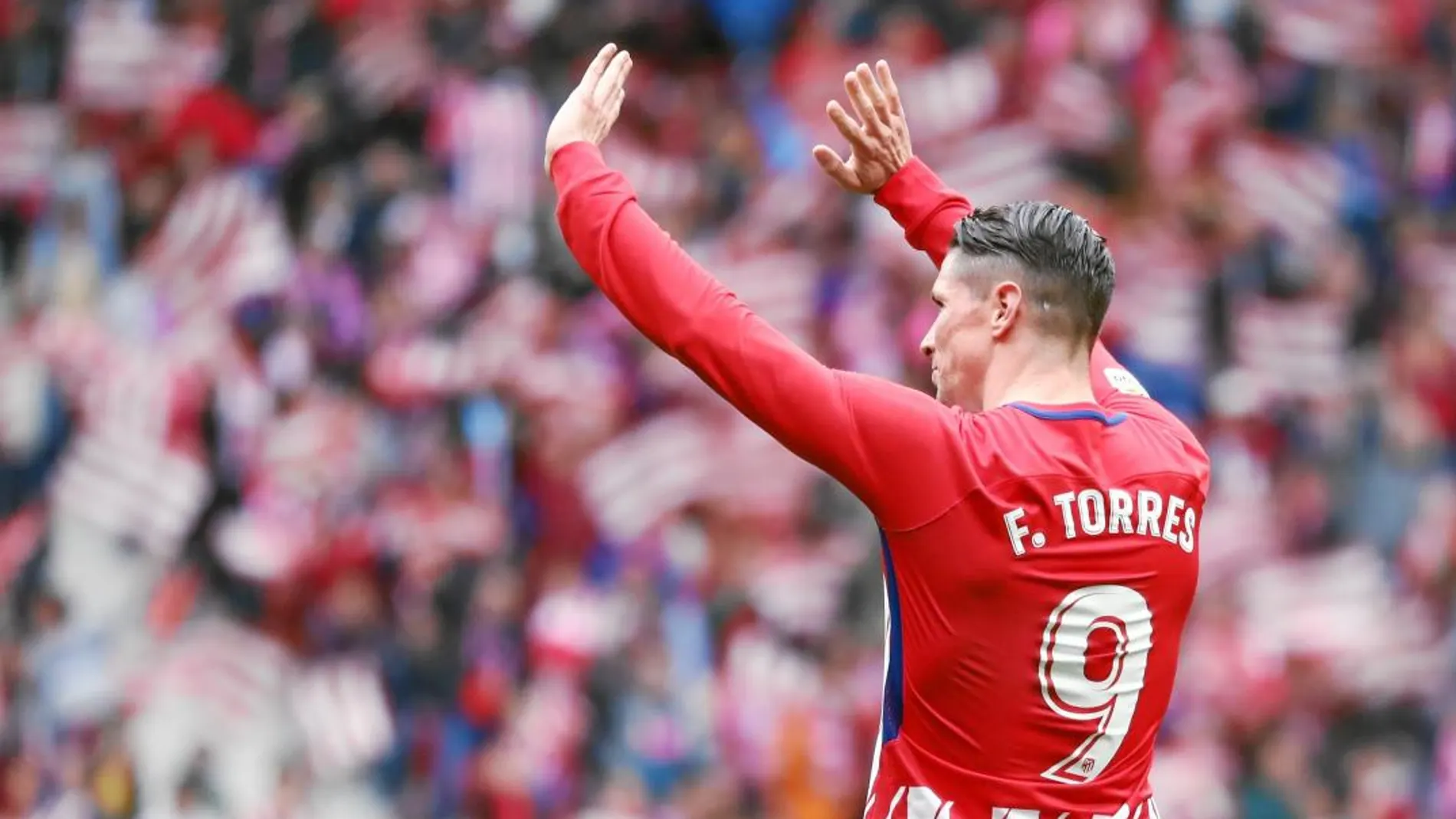 Fernando Torres celebra con su afición el gol que marcó el pasado domingo al Levante
