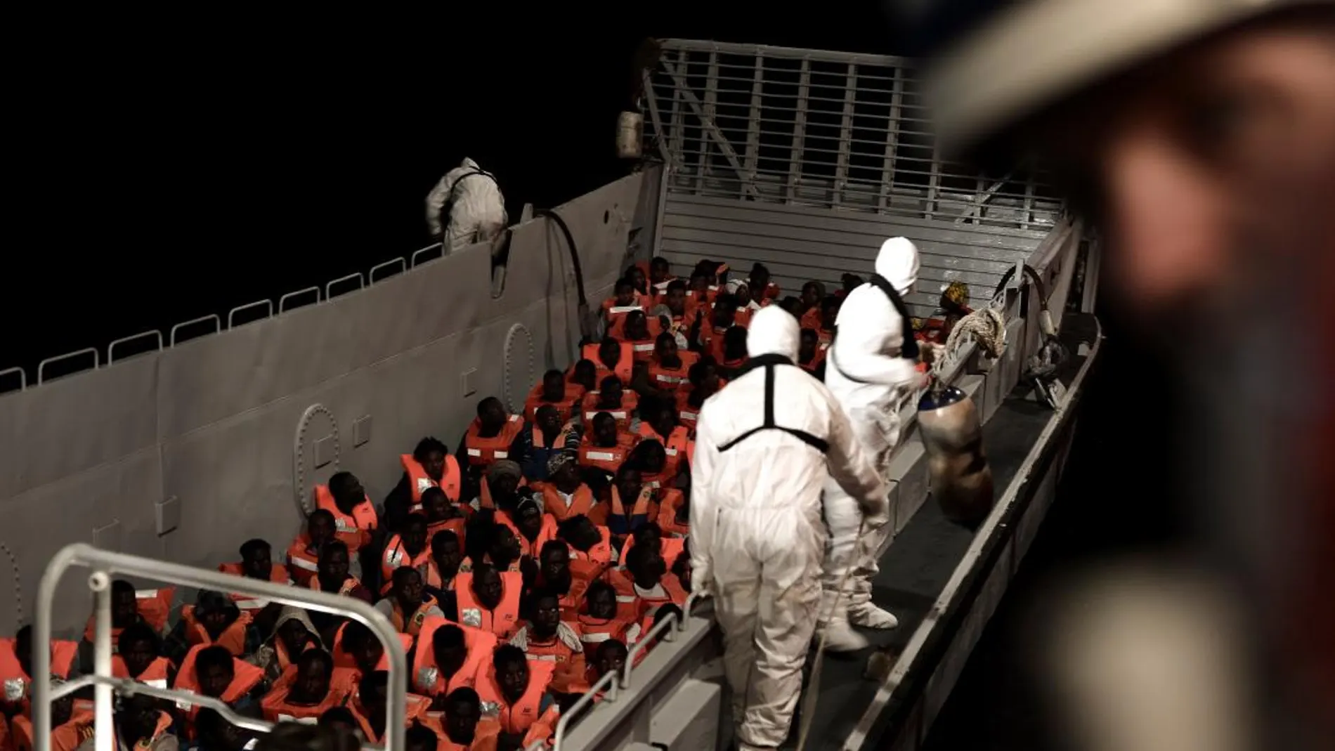 Un grupo de inmigrantes es rescatado por miembros del Aquarius / Reuters