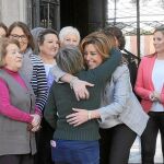 Susana Díaz abraza a una de las integrantes del Consejo Andaluz de Participación de las Mujeres, reunido ayer en Sevilla