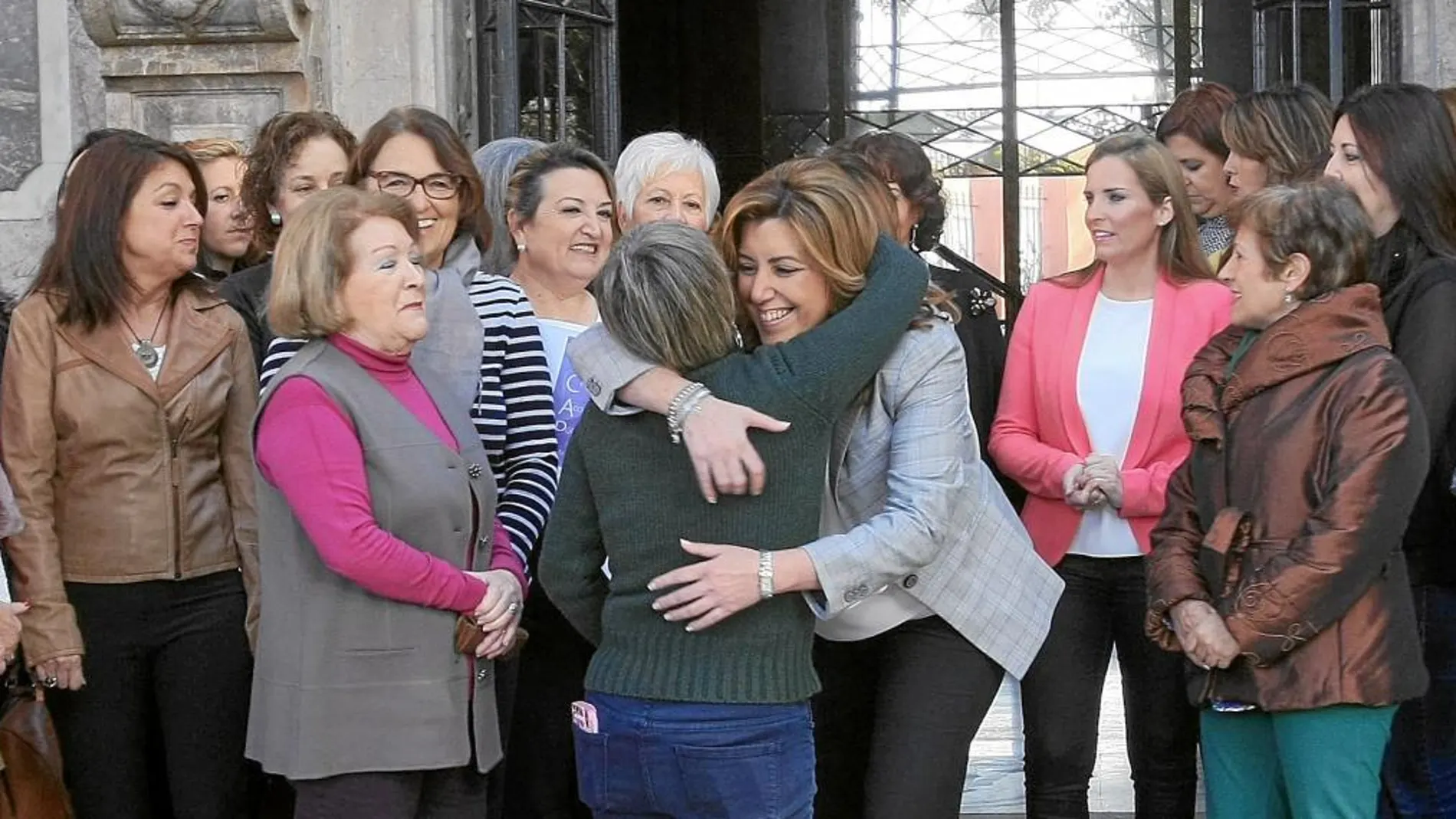 Susana Díaz abraza a una de las integrantes del Consejo Andaluz de Participación de las Mujeres, reunido ayer en Sevilla
