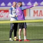 Benzema y Zidane en el entrenamiento de ayer del Real Madrid