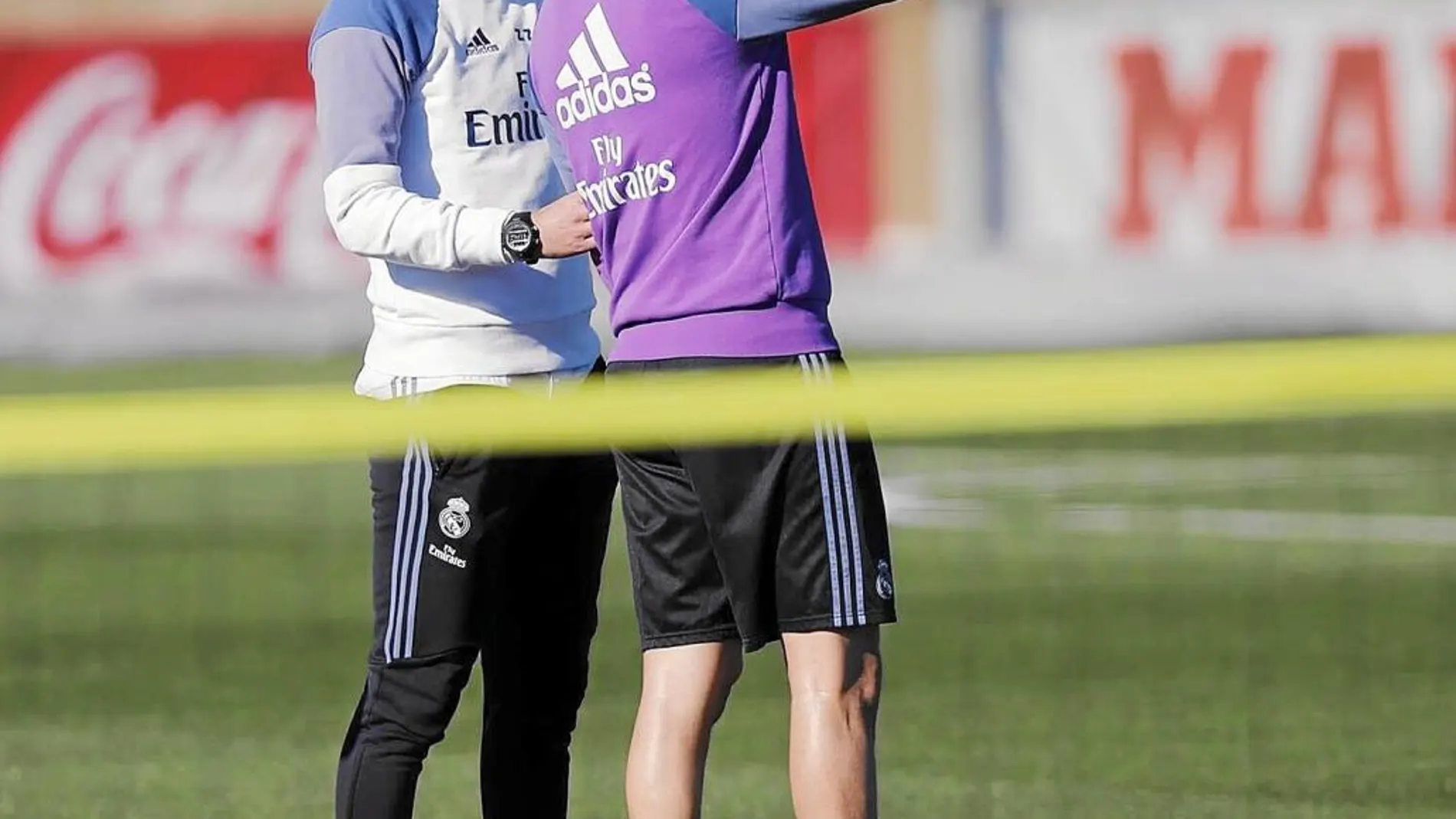 Benzema y Zidane en el entrenamiento de ayer del Real Madrid