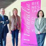 La consejera de Familia e Igualdad de Oportunidades, Alicia García, el teniente alcalde de Presidencia, Interior y Administración Local, Rubén Serrano, y el delegado Territorial, Francisco José Sánchez Gómez; junto a Matilde Pelegrí y Santiago Palacio