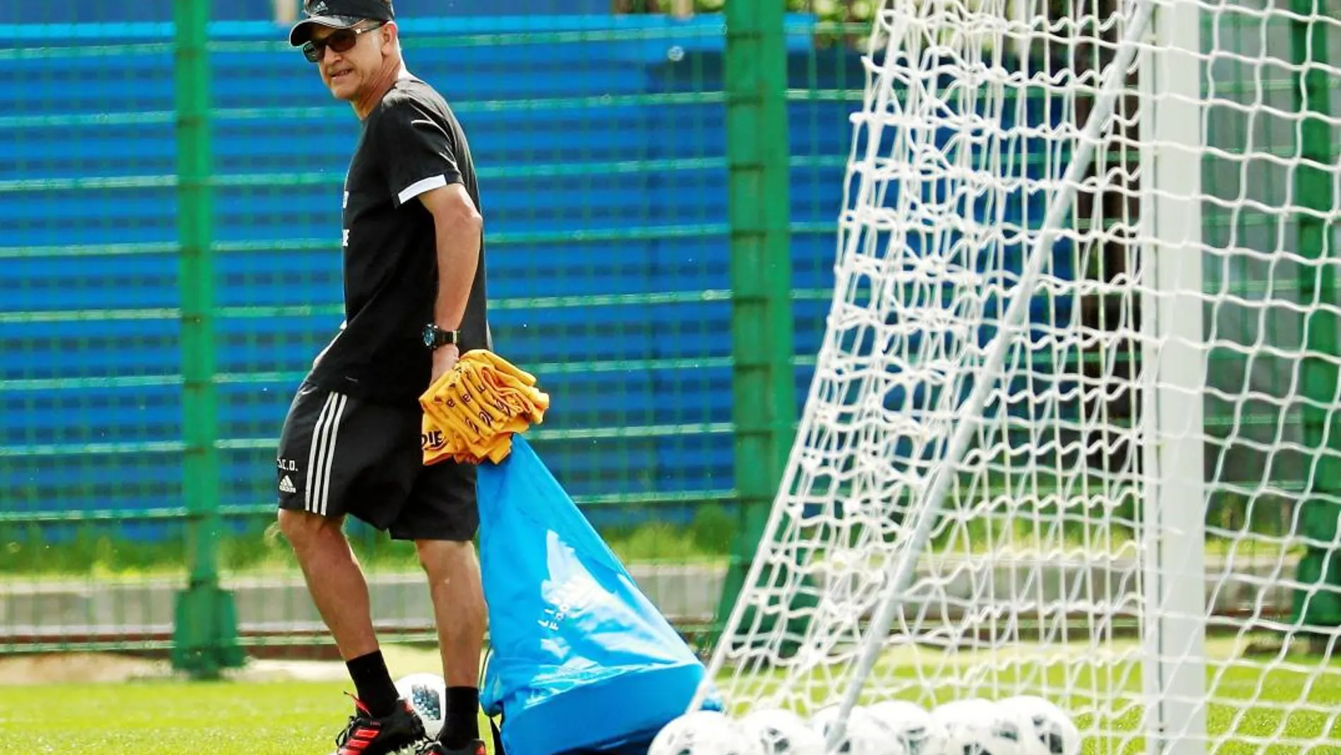 Juan Carlos Osorio, durante un entrenamiento de la selección mexicana en el Mundial