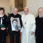 El Papa Francisco con Kiko Argüello y los otros miembros del equipo internacional del Camino Neocatecumenal