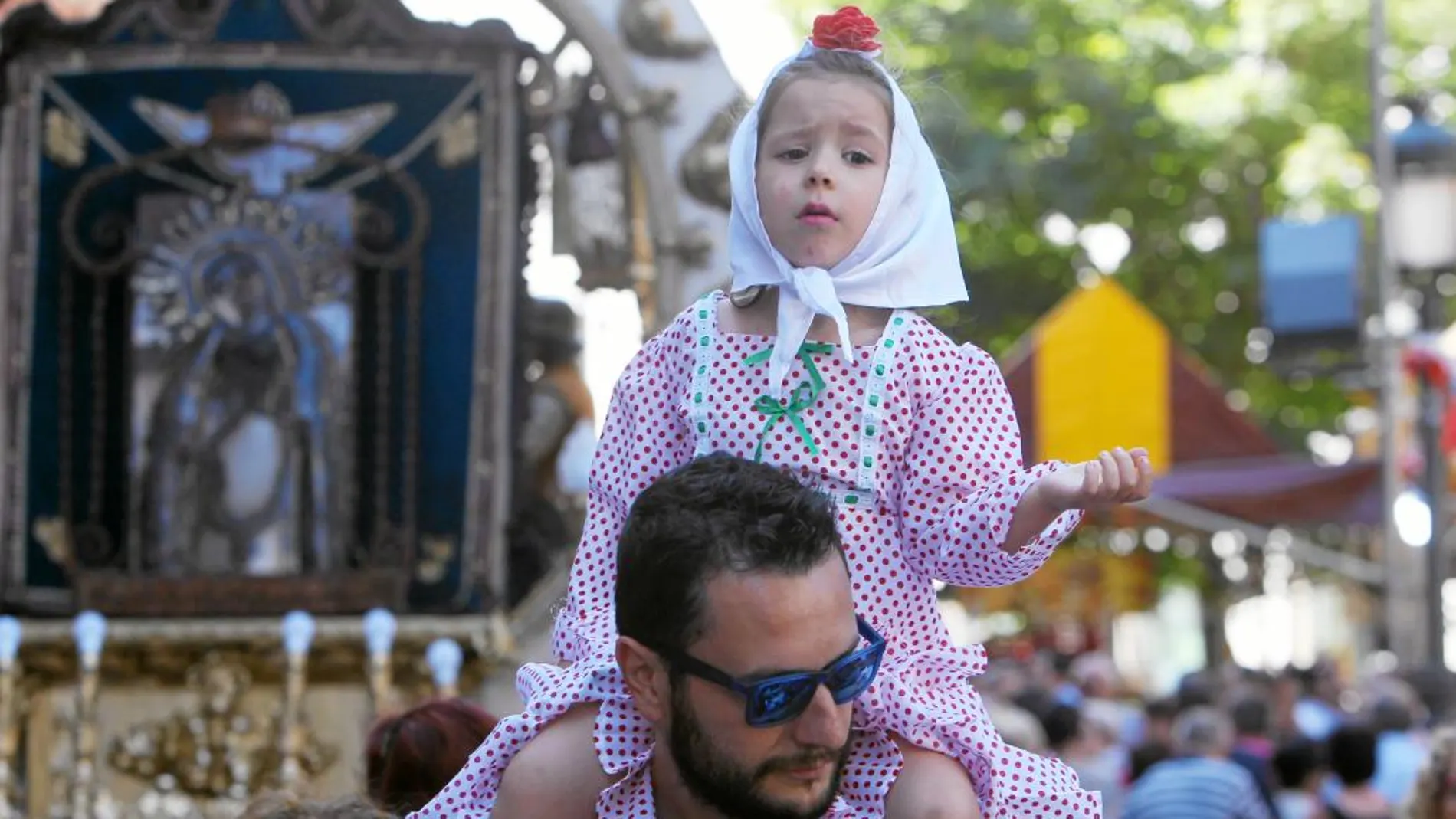 Miles de madrileños no faltaron a la tradicional ofrenda floral