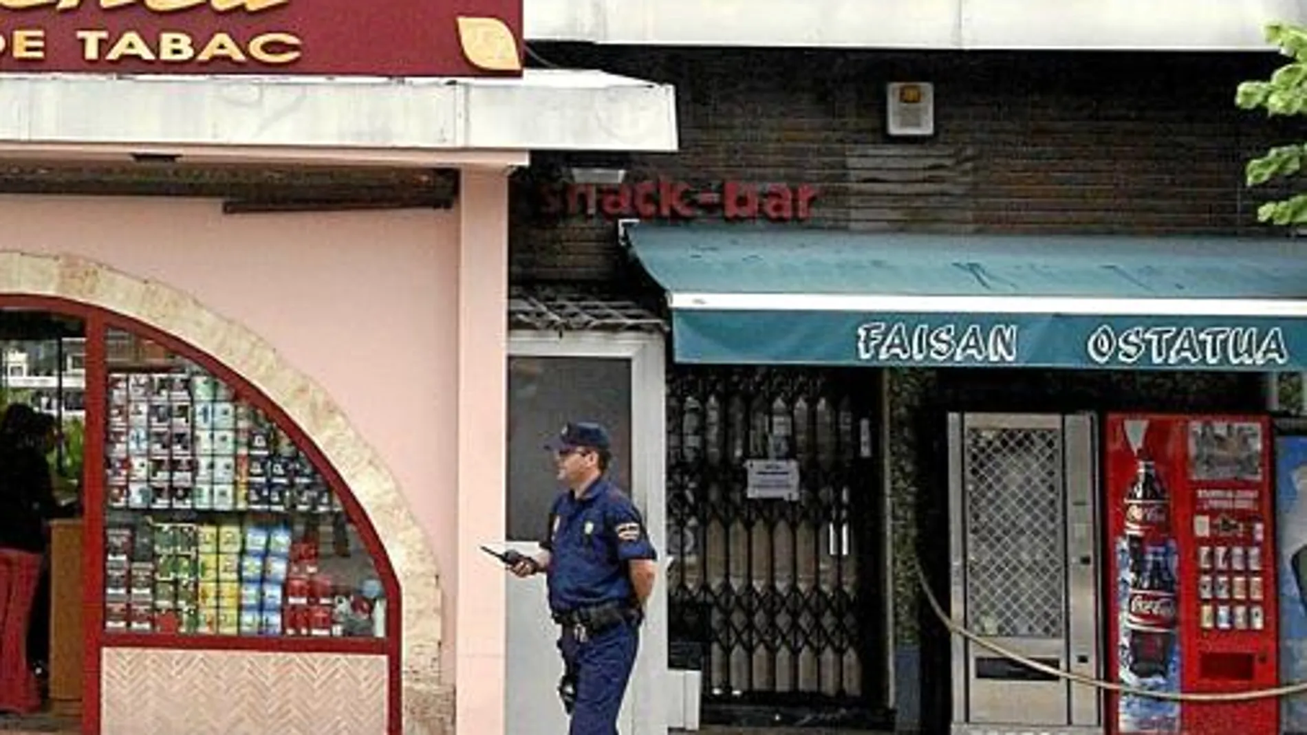 Vigilancia policial sobre el bar Faisán de Irún