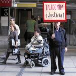 Afectados por la talidomida protestan a las puertas del juzgado en Madrid, en 2013