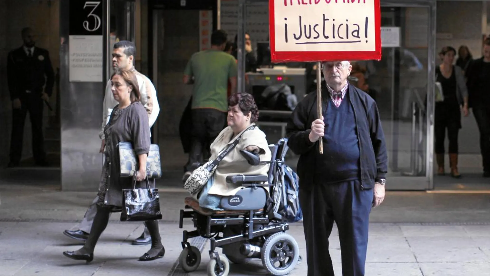 Afectados por la talidomida protestan a las puertas del juzgado en Madrid, en 2013