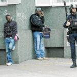 El representante diplomático del país africano en España tuvo que permanecer en el colegio varias horas por seguridad
