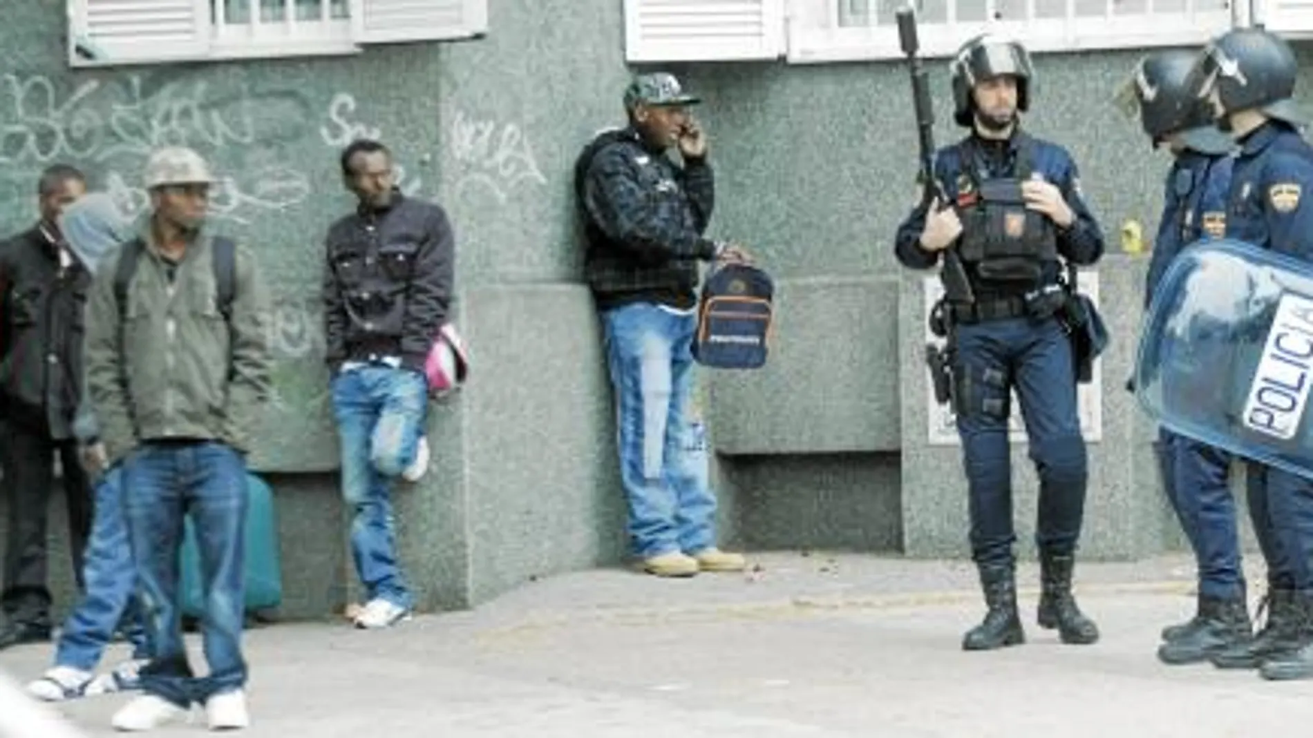 El representante diplomático del país africano en España tuvo que permanecer en el colegio varias horas por seguridad