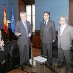 El presidente de la Junta, José Antonio Griñán, junto a Rafael Navas y a otros miembros de la Cámara de Cuentas, ayer en el Palacio de San Telmo