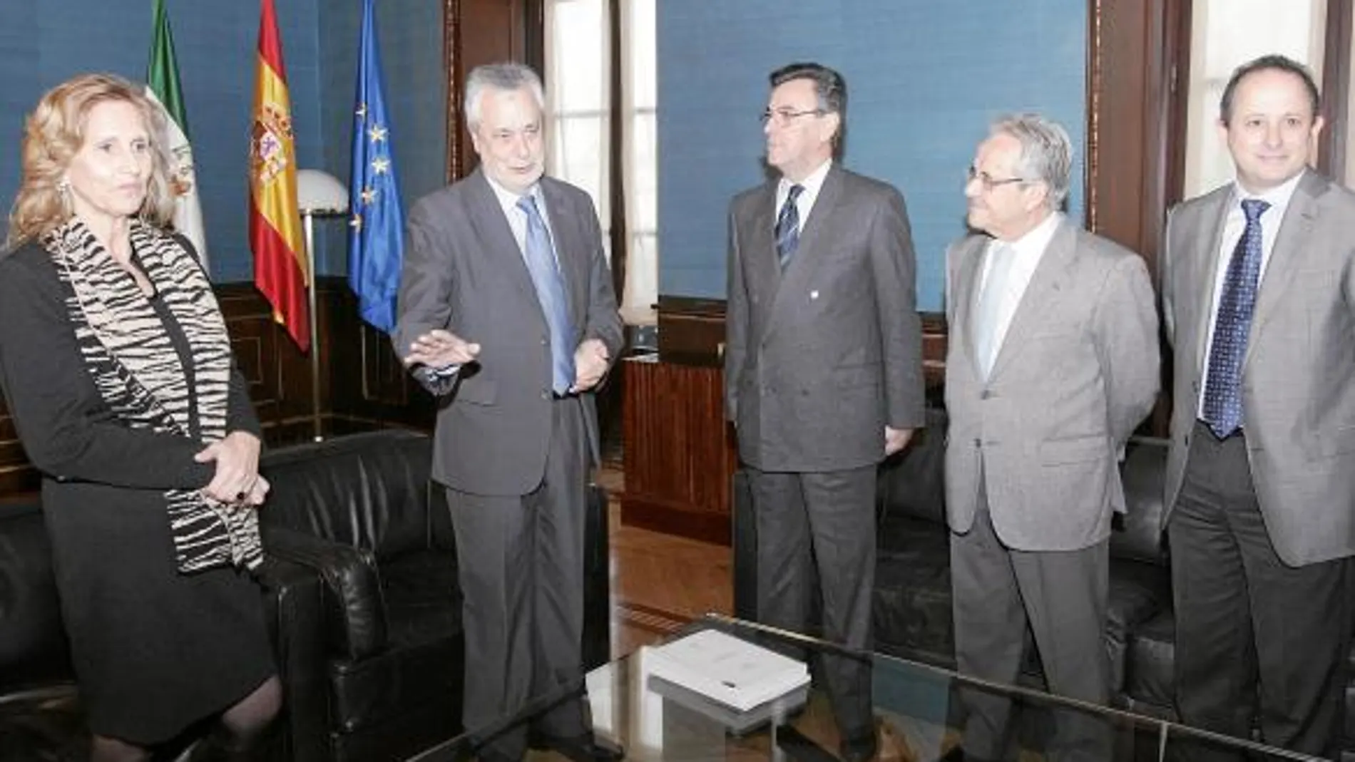 El presidente de la Junta, José Antonio Griñán, junto a Rafael Navas y a otros miembros de la Cámara de Cuentas, ayer en el Palacio de San Telmo