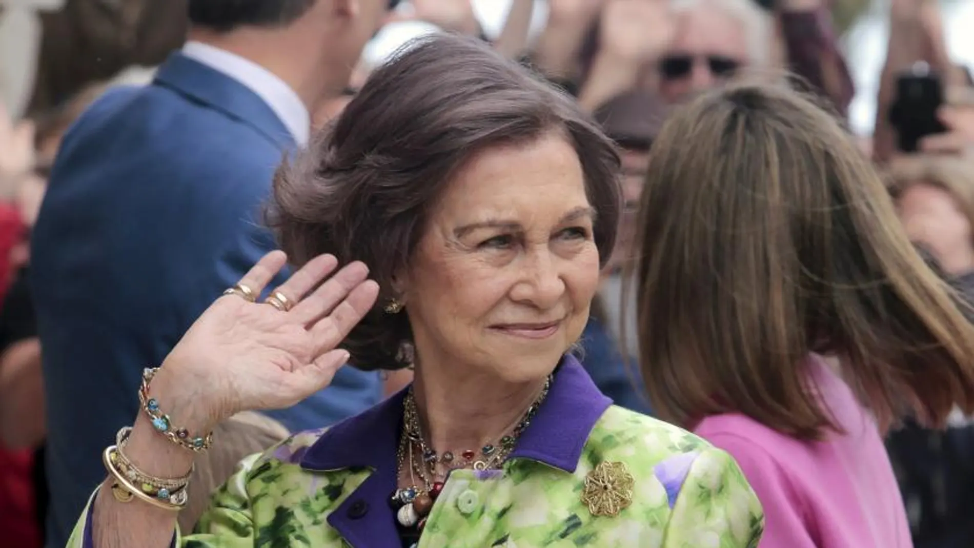 La reina Sofía saluda a su llegada a la catedral de Palma