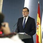 El presidente del Gobierno, Mariano Rajoy, durante su comparecencia a primera hora de la mañana en el Palacio de La Moncloa, tras el Brexit.