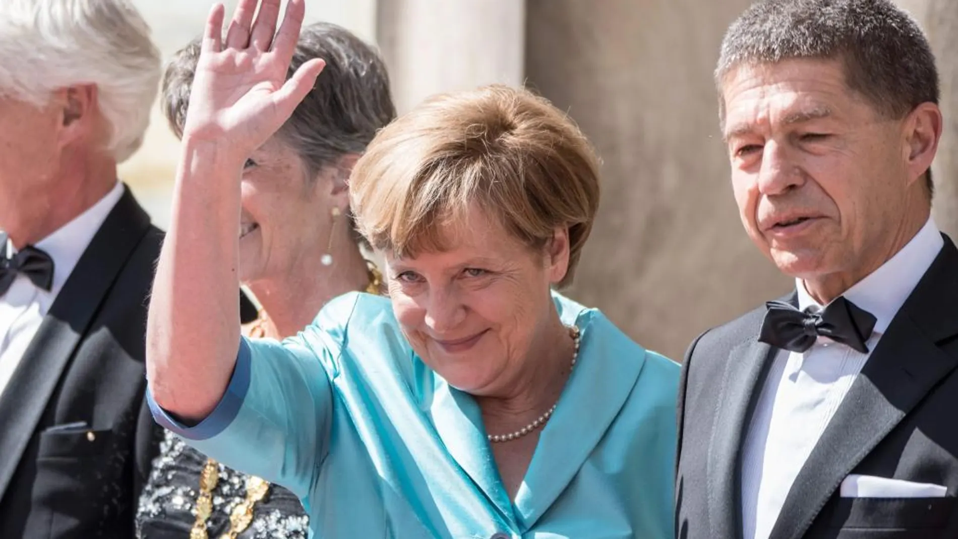 Angela Merkel a su llegada a la ópera, junto a su marido