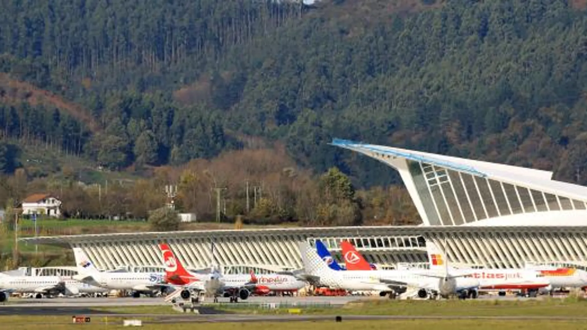 Aspecto del aeropuerto de Bilbao hoy