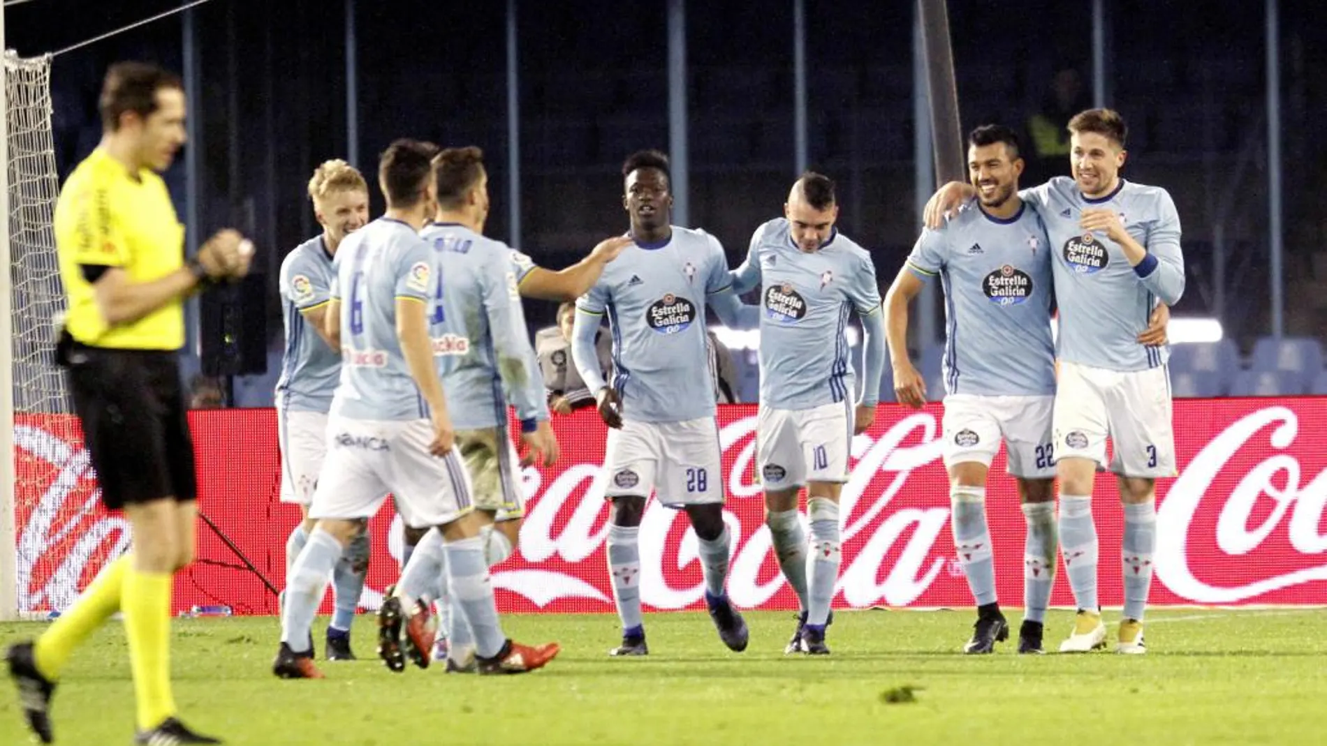 Los jugadores del Celta de Vigo celebran el tercer gol del equipo vigués