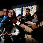 La líder de Ciudadanos en Cataluña, Inés Arrimadas, atiende a los medios durante su visita a la celebración del Día de Andalucía en Hospitalet de Llobregat