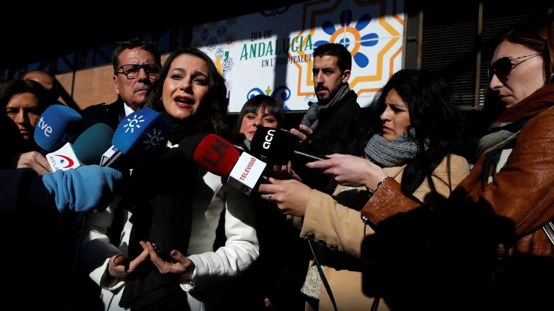 La líder de Ciudadanos en Cataluña, Inés Arrimadas, atiende a los medios durante su visita a la celebración del Día de Andalucía en Hospitalet de Llobregat