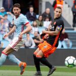 El defensa del Celta Andreu Fontas pelea un balón con el centrocampista brasileño del Valencia Andreas Pereira