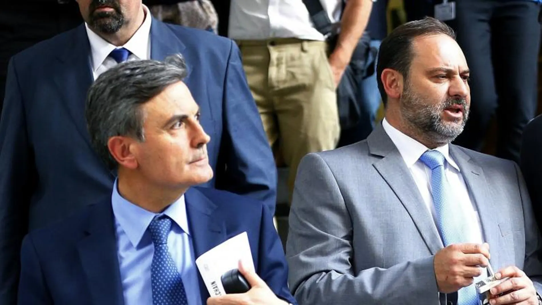 El ministro de Fomento, José Luis Ábalos, y el diputado del PSOE, Pedro Saura / Foto. Efe