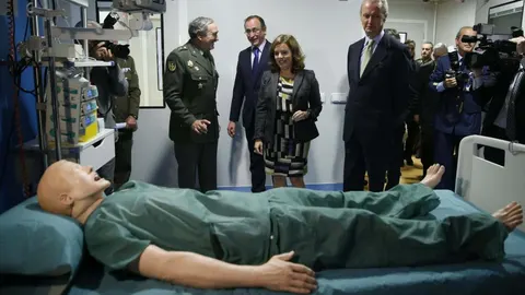 La vicepresidenta del Gobierno, Soraya Sáenz de Santamaría, acompañada por el ministro de Defensa, Pedro Morenés, y el ministro de Sanidad, Servicios Sociales e Igualdad, Alfonso Alonso, durante la inauguración de Unidad de Aislamiento de Alto Nivel para tratar a enfermos infecciosos