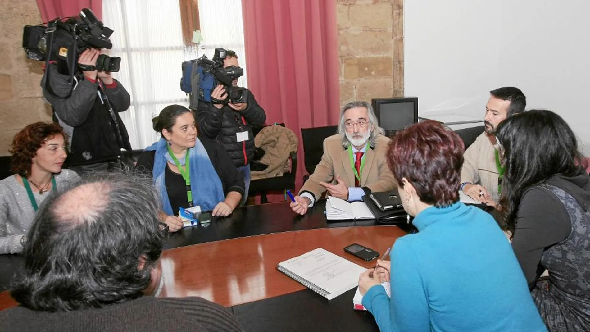Antonio Guerrero, portavoz de la plataforma por la Atención Temprana, en una reunión con miembros de Podemos