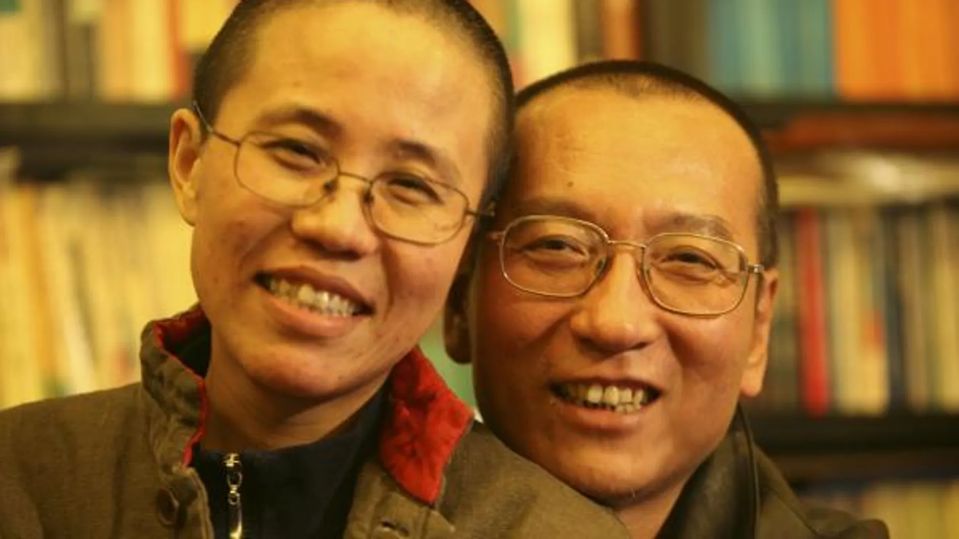 La poetisa Liu Xia, junto a a su marido