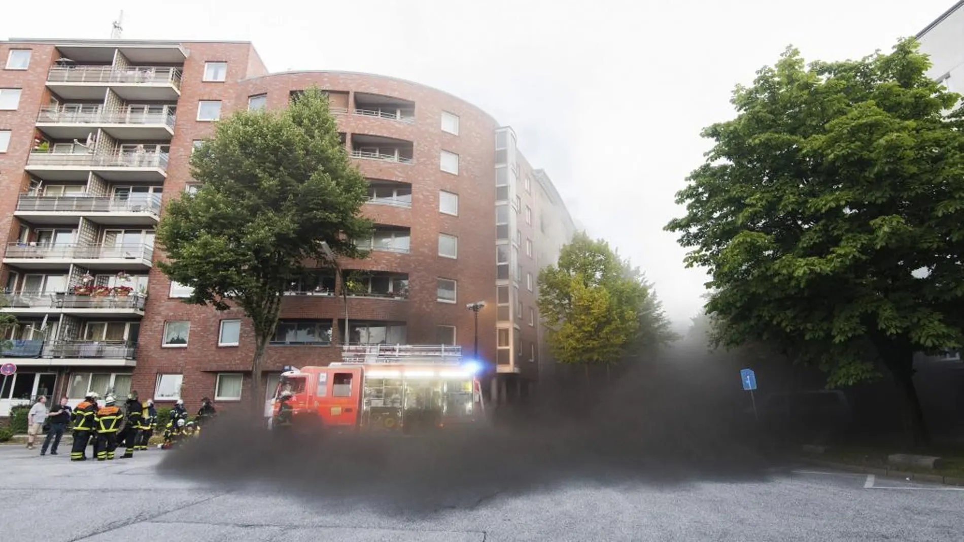 Servicios de emergencia acuden al lugar donde se ha producido un incendio en una carpintería en Hamburgo (Alemania).