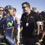 El director general de La Vuelta, Javier Guillén, habla con el ciclista colombiano del equipo Movistar Nairo Quintana