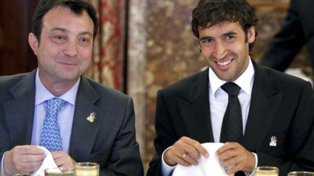 El capitán del Real Madrid Raúl González y el vicealcalde de Madrid, Manuel Cobo