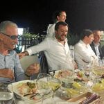 Matteo Salvini, el hombre fuerte del Gobierno, durante la cena en Sicilia la noche del derrumbe del puente
