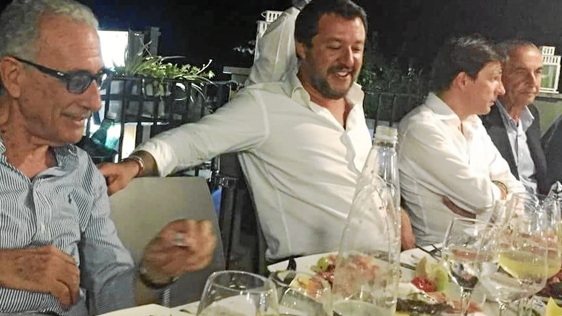 Matteo Salvini, el hombre fuerte del Gobierno, durante la cena en Sicilia la noche del derrumbe del puente
