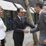El Rey saluda al presidente de la Generalitat, Artur Mas, ante la delegada del Gobierno en Cataluña, Llanos de Luna