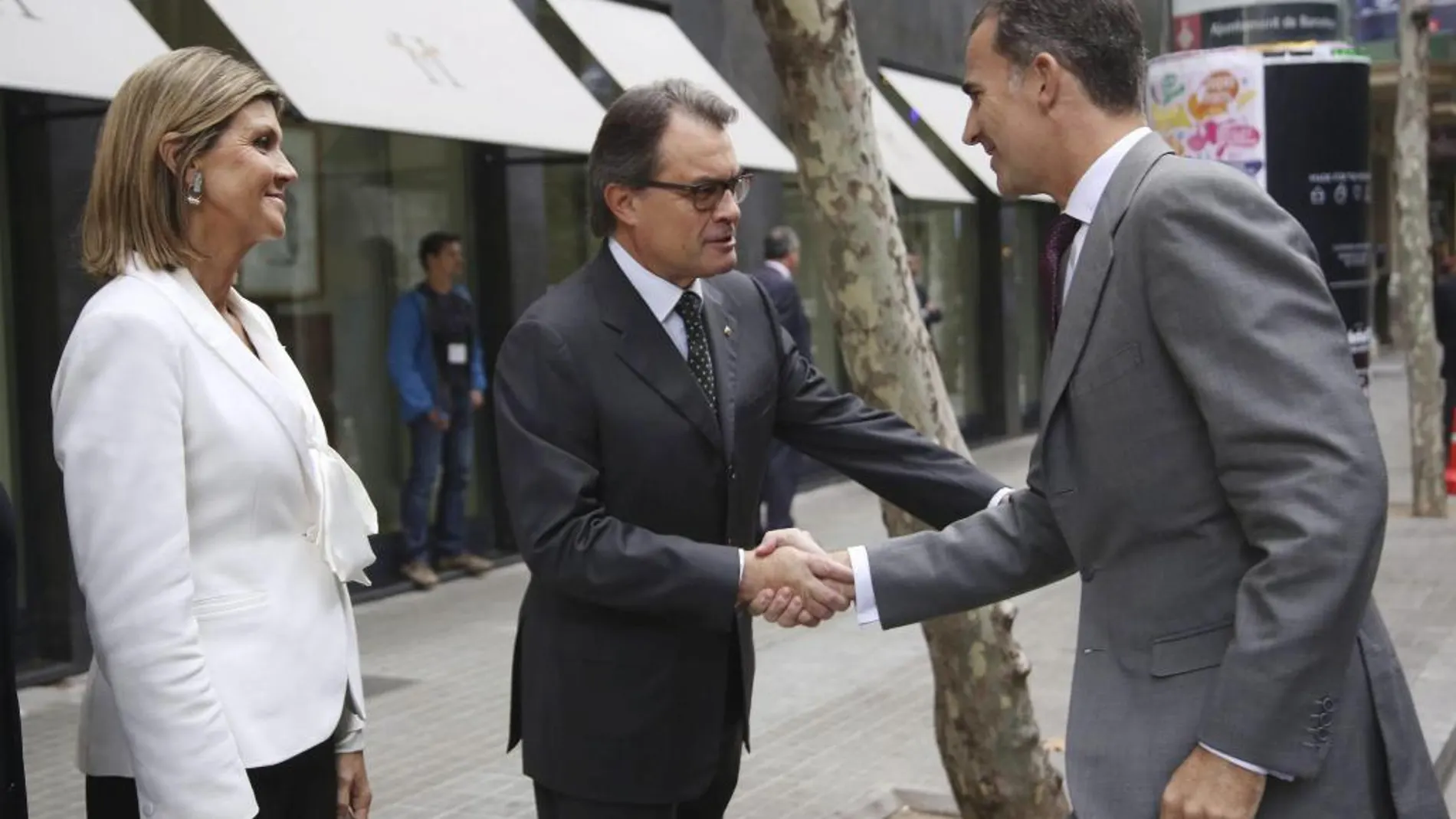 El Rey saluda al presidente de la Generalitat, Artur Mas, ante la delegada del Gobierno en Cataluña, Llanos de Luna