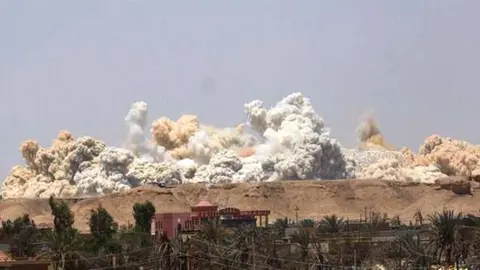 Imagen de la voladura del estadio de Ramadi.