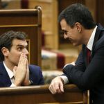 El secretario general del PSOE, Pedro Sánchez (d), conversa con el líder de Ciudadanos, Albert Rivera