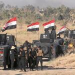 Vehículos blindados del Ejército iraquí preparan su entrada en Faluya