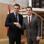 El líder del PSOE, Pedro Sánchez, y el de Ciudadanos, Albert Rivera, antes de su reunión de hoy