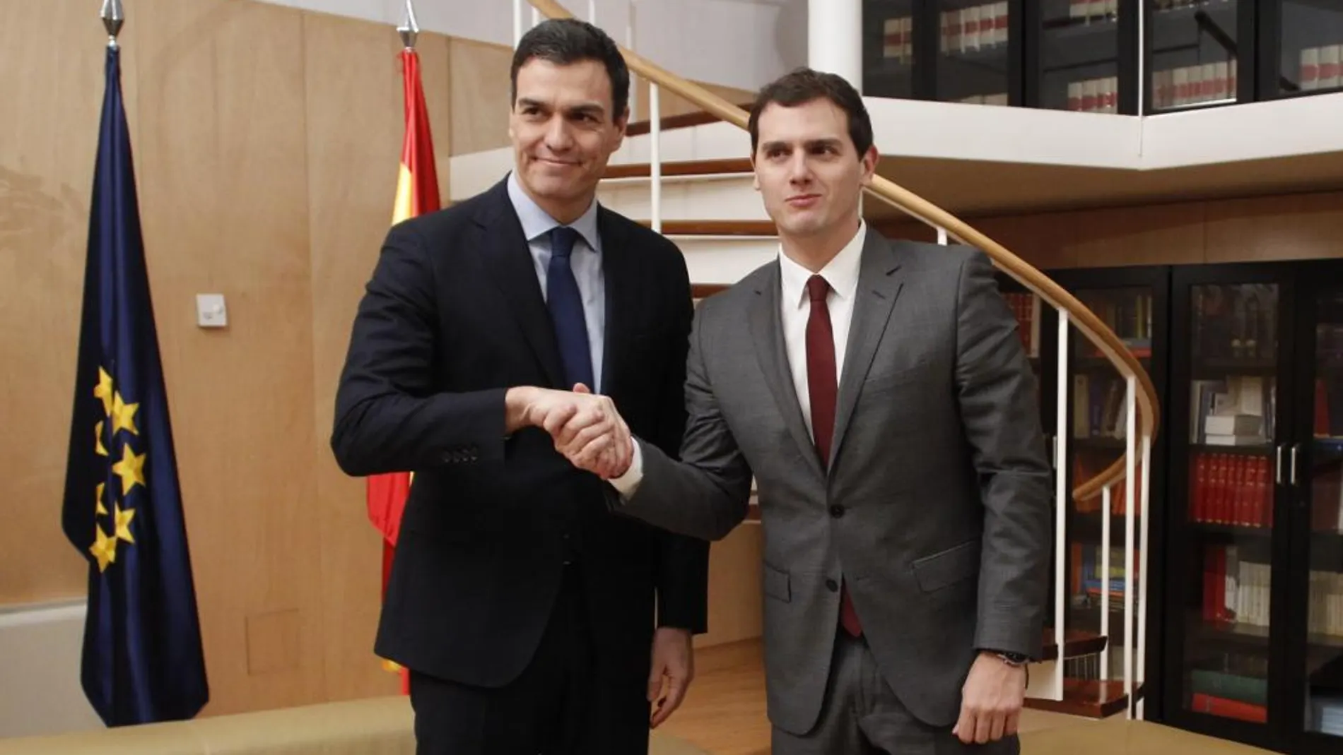 El líder del PSOE, Pedro Sánchez, y el de Ciudadanos, Albert Rivera, antes de su reunión de hoy